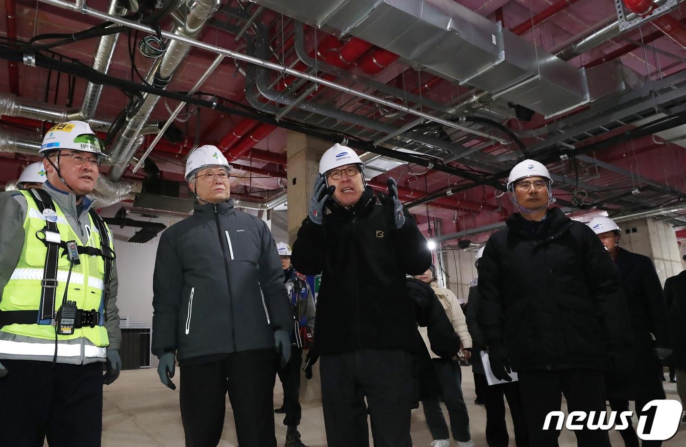 본문 이미지 - 박형준 부산시장이 24일 오후 부산 동래구 온천4구역 주택재개발 정비사업 건설현장을 찾아 김상용 부산고용노동청장 직무대리, 안종주 한국산업안전보건공단 이사장 등과 함께 안전 점검을 하고 있다.  2024.1.24/뉴스1 ⓒ News1 윤일지 기자