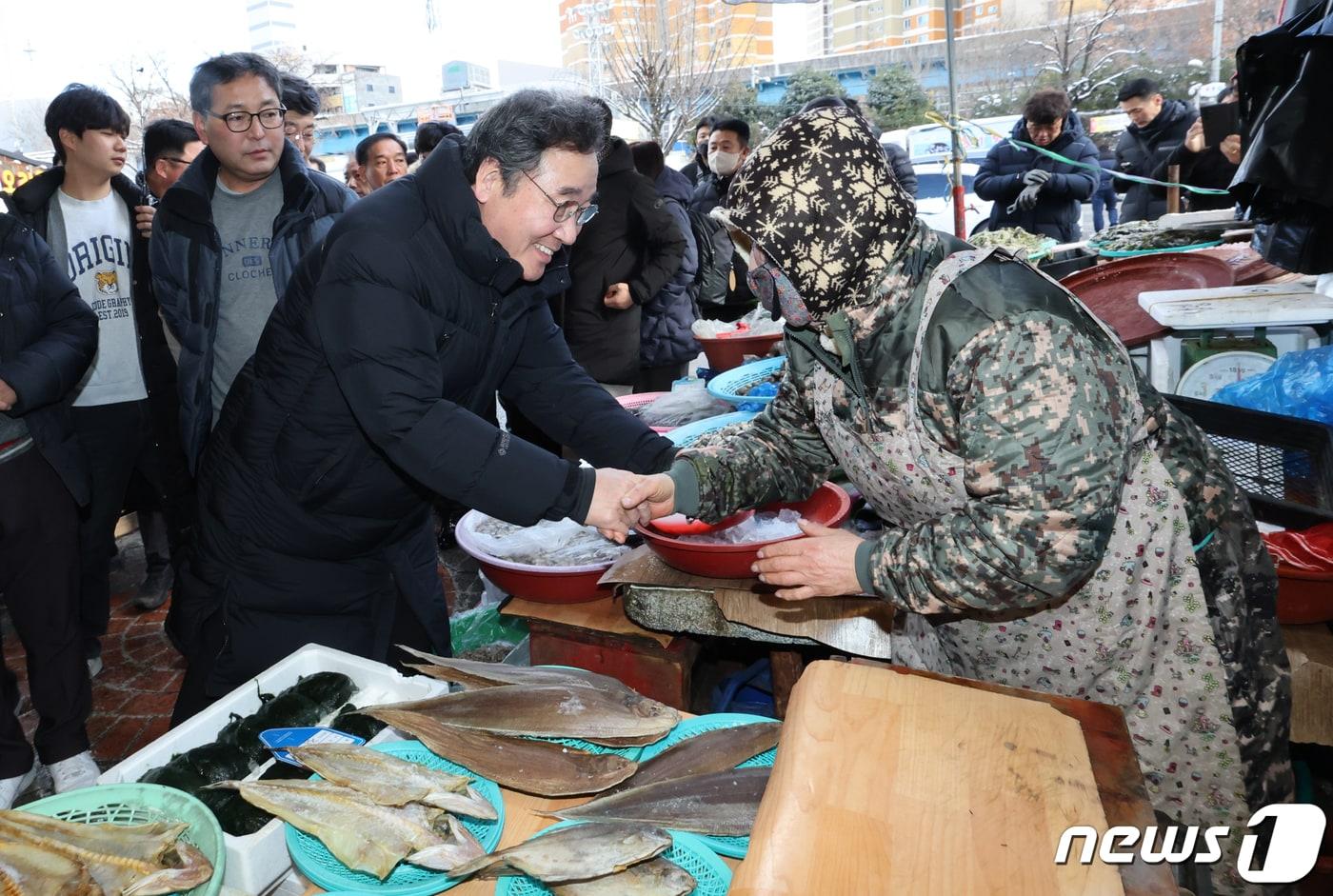본문 이미지 - 이낙연 새로운미래 인재위원장이 24일 호남민생현장 경청을 위해 광주시 남광주시장을 방문해 상인들과 인사를 나누고 있다. 2024.1.24/뉴스1 ⓒ News1 김태성 기자