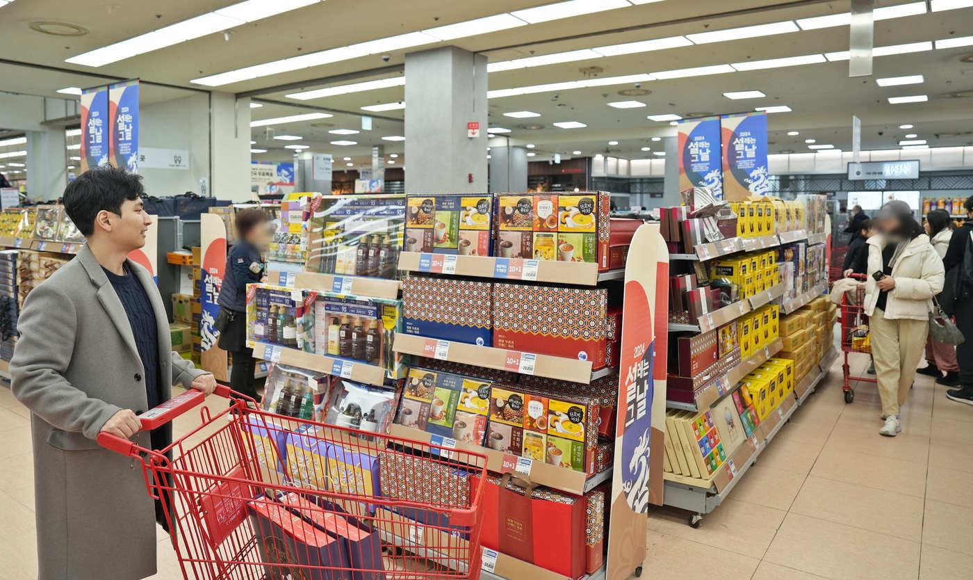 롯데마트 제타플렉스 서울역점에서 가공 선물세트를 보고 있는 고객(롯데쇼핑 제공)