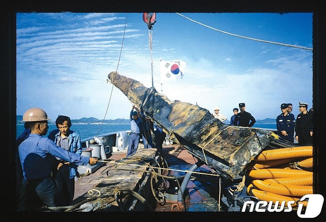본문 이미지 - 신안해저발굴 선체인양 자료사진 (신안군 제공)/뉴스1 