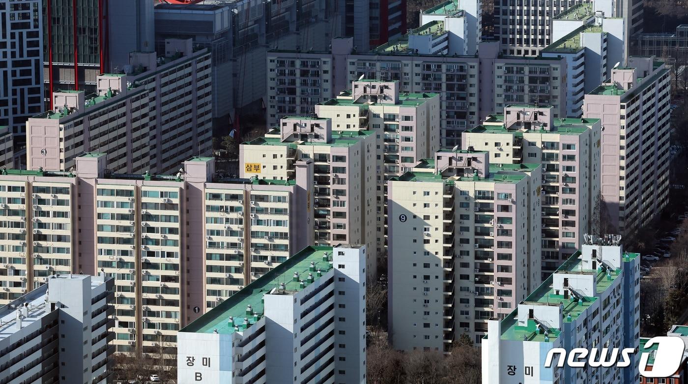본문 이미지 - 서울 영등포구 여의도 63빌딩에서 바라본 여의도 아파트 단지. 2024.1.24/뉴스1 ⓒ News1 김진환 기자