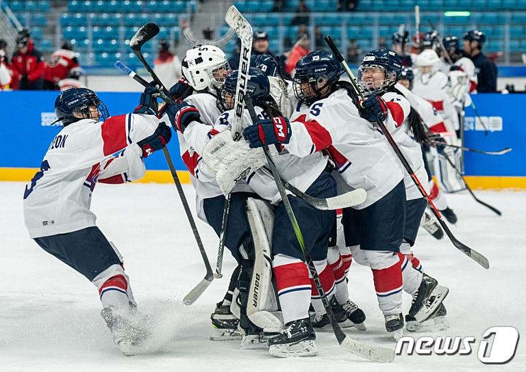 본문 이미지 - 24일 강원 강릉 하키센터에서 열린 ‘2024 강원 청소년동계올림픽’ 준결승에서 중국을 6대4로 꺾으며 결승에 진출한 대한민국 여자 3대3 아이스하키 청소년 국가대표팀이 기쁨을 나누고 있다. 은메달을 확보한 대한민국 대표팀은 오는 25일 ‘강호’ 헝가리와 결승전을 치른다. (Olympic Information Service 제공) 2024.1.24/뉴스1 ⓒ News1 김진환 기자