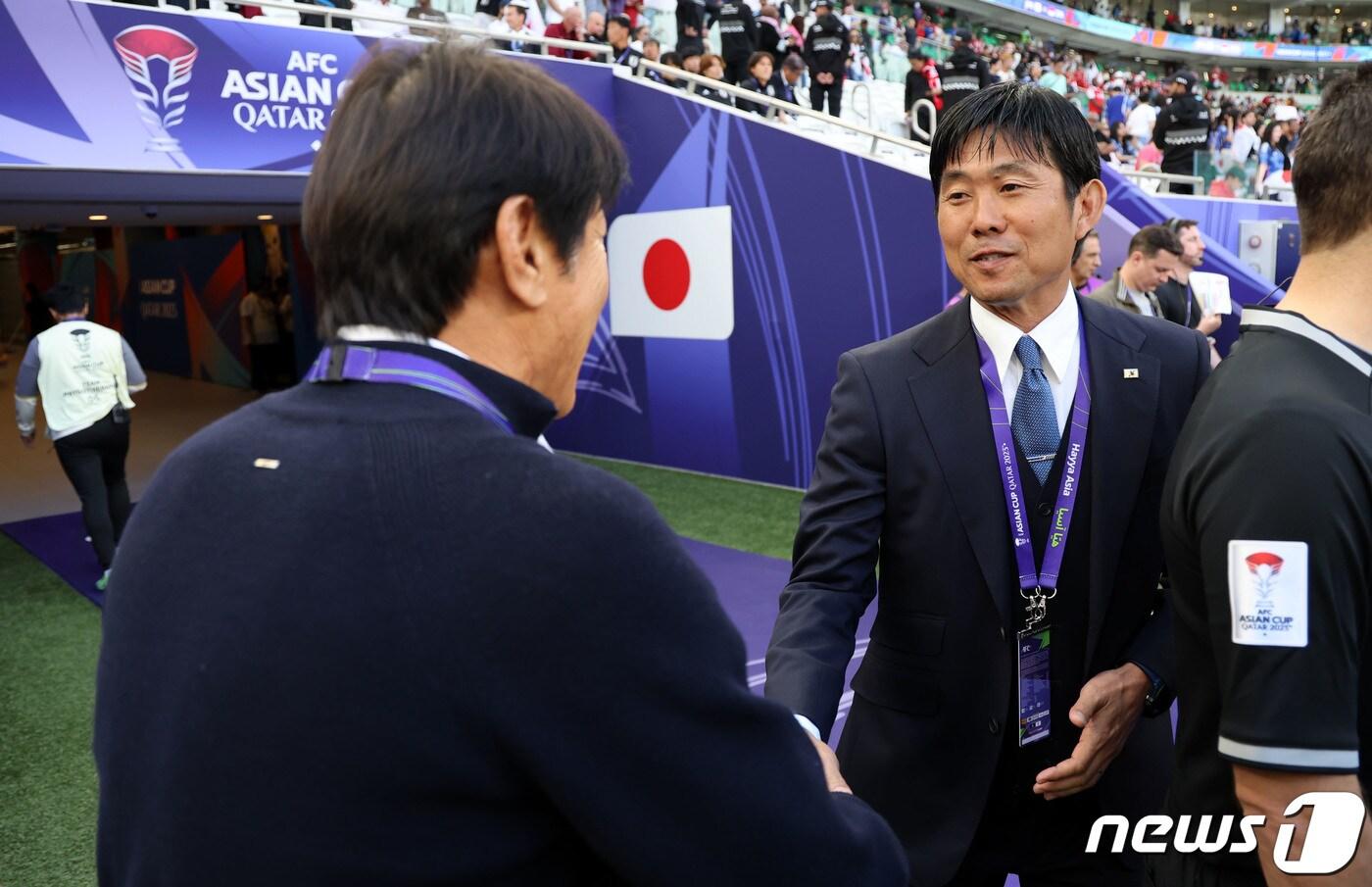 인도네시아 신태용 감독과 일본 모리야스 하지메 감독이 24일(현지시간) 카타르 도하 알투마마 스타디움에서 열린 2023 아시아축구연맹(AFC) 카타르 아시안컵 조별리그 D조 조별리그 3차전 일본과 인도네시아의 경기에 앞서 인사하고 있다. 2024.1.24/뉴스1 ⓒ News1 김성진 기자