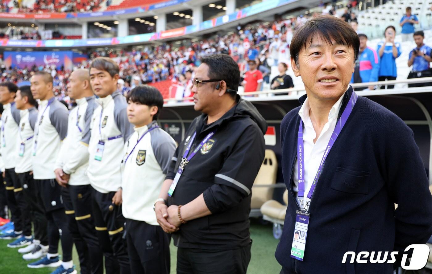 본문 이미지 - 신태용 인도네시아 감독과 그를 보좌하는 코치들ⓒ News1 김성진 기자