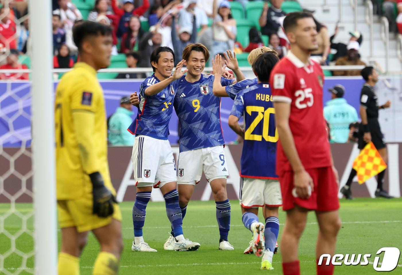 일본 우에다 아야세가 24일(현지시간) 카타르 도하 알투마마 스타디움에서 열린 2023 아시아축구연맹(AFC) 카타르 아시안컵 조별리그 D조 조별리그 3차전 일본과 인도네시아의 경기에서 멀티골을 넣은 후 동료 선수들과 하이파이브를 하고 있다. 2024.1.24/뉴스1 ⓒ News1 김성진 기자