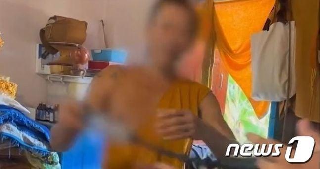 본문 이미지 -  태국의 타위 스님이 자신의 숙소에서 발견된 음경확대 펌프에 대해 변명하고 있다. (아마린 TV 캡처) ⓒ 뉴스1