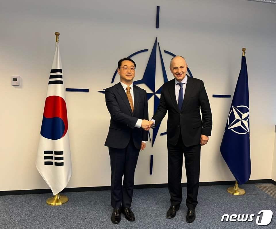 본문 이미지 - 김건 한반도평화교섭본부장, 미르치아 조아나 나토 사무차장.(외교부 제공)