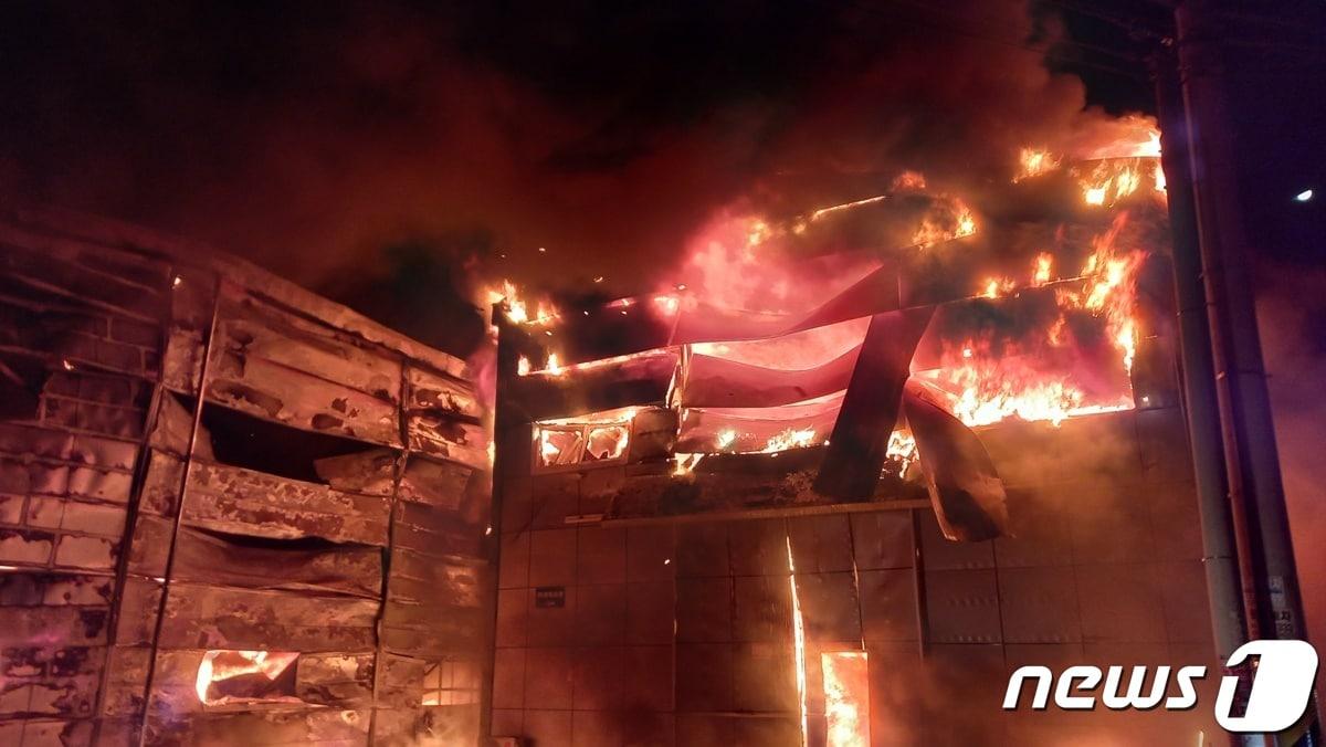 본문 이미지 - 경기도소방재난본부는 설을 앞두고 역과 터미널 등 인파가 몰리는 다중이용시설과 전통시장을 중심으로 화재안전조사를 실시하는 등 2월8일까지 설 연휴 대비 화재예방대책을 추진한다고 25일 밝혔다.(경기도소방재난본부 제공)