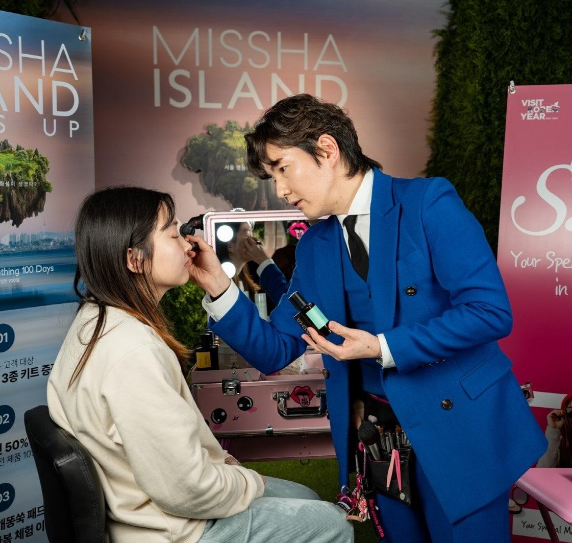 본문 이미지 - 에이블씨엔씨가 명동에서 외국인 관광객을 위한 ‘K-뷰티 클래스’를 선보인다.(미샤제공)