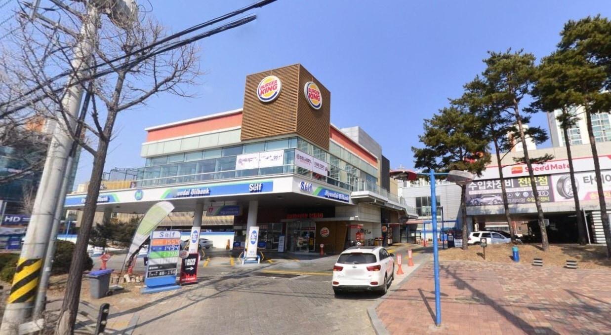 본문 이미지 - 부동산플래닛이 매각 주관을 맡은 코람코 보유 자산 ‘수원 송죽현대셀프 주유소’ 전경