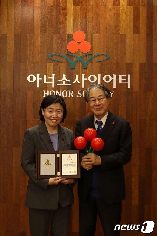 본문 이미지 -  임은정 대구지검 부장검사가 1억원 이상 고액기부자 모임인 '아너 소사이어티'회원으로 가입하는 모습. (SNS 갈무리) ⓒ 뉴스1