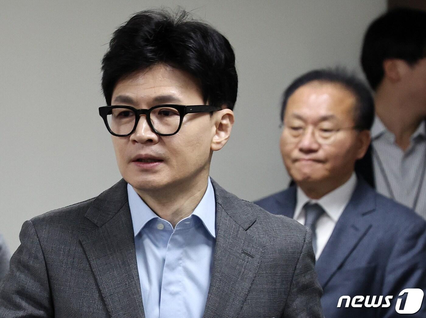 본문 이미지 - 국민의힘 한동훈 비상대책위원장과 윤재옥 원내대표가 25일 오전 서울 여의도 중앙당사에서 열린 비대위 회의에 참석하고 있다. 2024.1.25/뉴스1 ⓒ News1 구윤성 기자