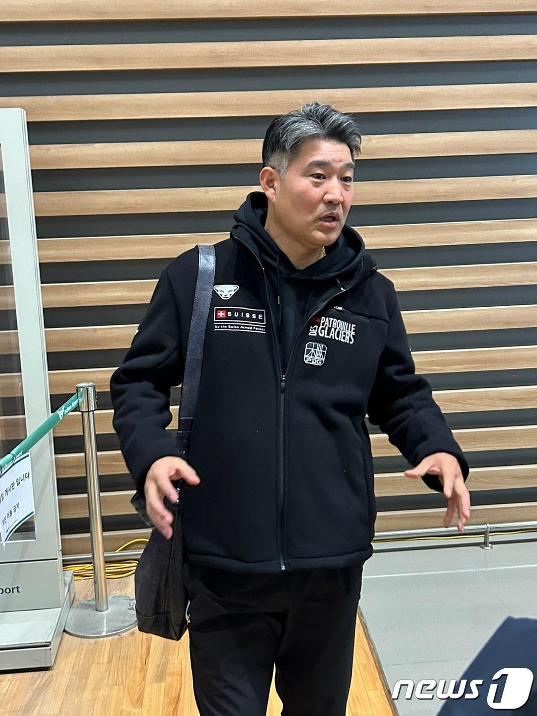 본문 이미지 - 25일 미국 출국을 앞두고 인천공항에서 취재진과 만난 SSG 이숭용 감독 ⓒ News1 문대현 기자