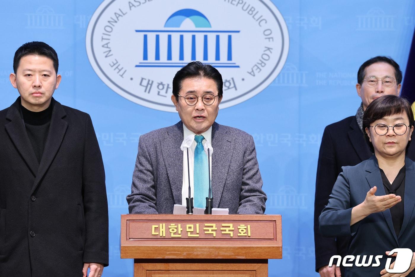 전병헌 전 더불어민주당 의원이 25일 서울 여의도 국회 소통관에서 더불어민주당 탈당 기자회견을 하고 있다. 전 전 의원은 문재인 정부 초대 정무수석을 지냈지만 이번 총선 예비후보 심사에서 부적격 판정을 받았다. 2024.1.25/뉴스1 ⓒ News1 신웅수 기자