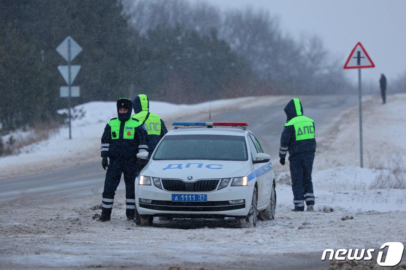 본문 이미지 - 24일(현지시간) 우크라이나군 전쟁포로를 태운 러시아군의 수송기가 포로 교환을 위해 러시아 모스크바 인근 공군기지에서 동부 벨고로드로 향하던 도중 추락했다고 러시아 군 당국이 발표했다. 이날 러시아 경찰은 사고 현장 주변을 통제했다. 2024.1.24. ⓒ 로이터=뉴스1 ⓒ News1 김성식 기자