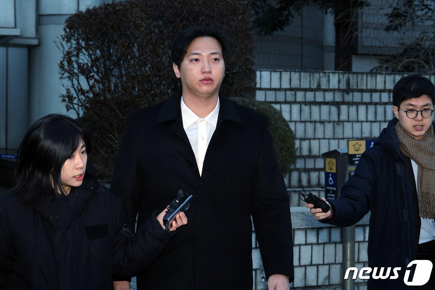 본문 이미지 - 미국 메이저리그 샌디에이고 파드리스의 김하성 선수를 협박해 돈을 갈취한 혐의를 받는 전직 프로야구 선수 임혜동 씨가 지난 1월 25일 오전 서울 서초동 서울중앙지방법원에서 구속 전 피의자 심문(영장실질심사)을 받은 뒤 밖으로 나오고 있다. 2024.1.25/뉴스1 ⓒ News1 박정호 기자