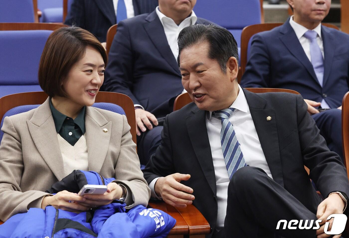 본문 이미지 - 서울 광진을 현역 더불어민주당 고민정(왼쪽) 의원과 마포을 현역 정청래 의원. 뉴스1 ⓒ News1 송원영 기자