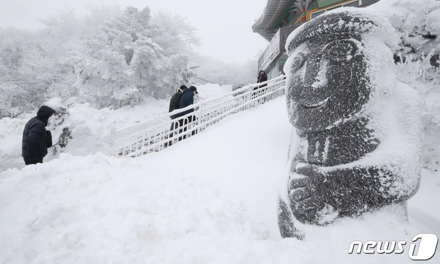 한라산국립공원 1100고지휴게소에서 관광객들이 설경을 감상하고 있다. 2024.1.25/뉴스1 