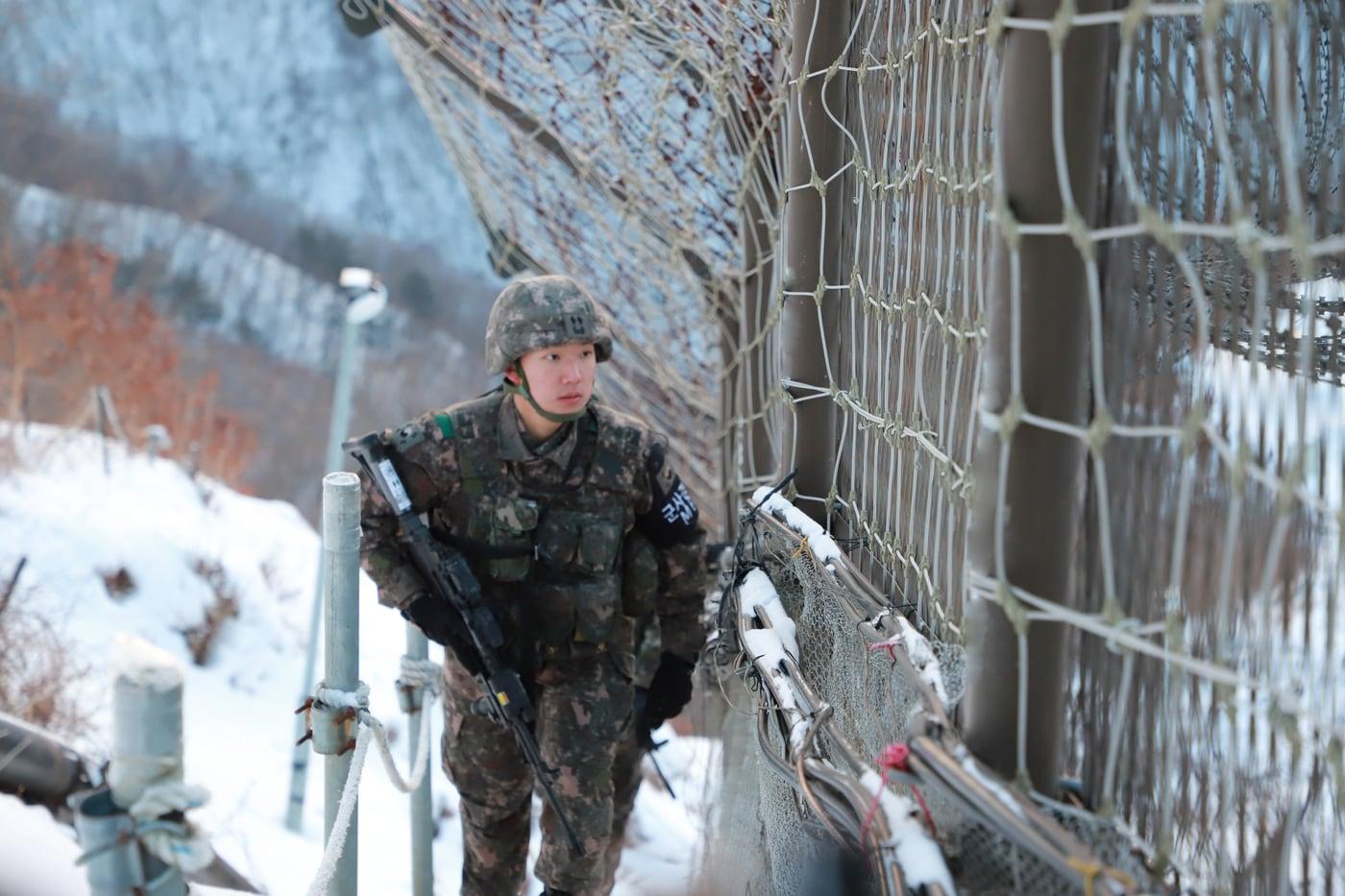 육군 7사단 5여단 GOP 소초장인 안성진 중위가 경계근무를 하고있다.(국방부 제공)