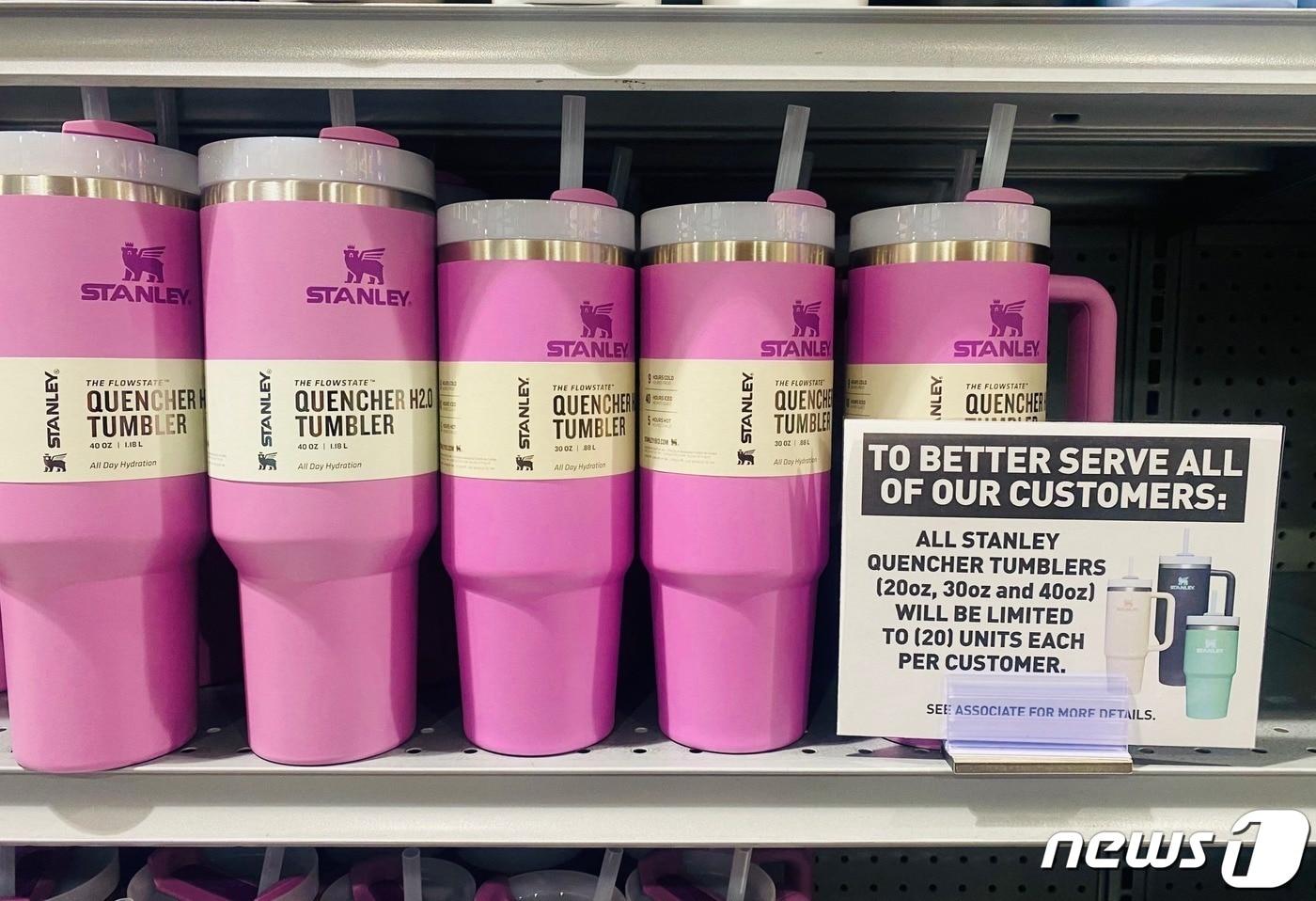 지난 24일(현지시간) 미국 캘리포니아주 패서디나의 한 마트에 스탠리 텀블러가 진열되어있다. 옆에는 '우리 고객을 더 잘 모시기 위해: 스탠리 퀜처 텀블러 구매는 1인당 20개로 제한합니다'라는 내용의 문구가 붙어있다. (사진은 기사 내용과 무관함) / 뉴스1 ⓒ News12024.01.24 ⓒ AFP=뉴스1 ⓒ News1 정지윤 기자