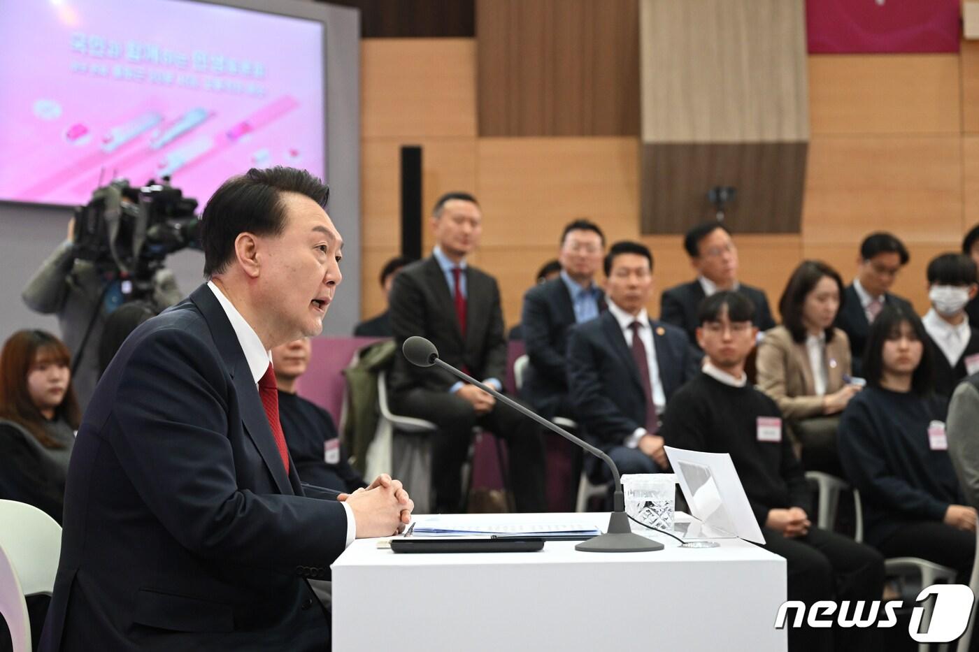 본문 이미지 - 윤석열 대통령이 25일 경기 의정부시청 대강당에서 '출퇴근 30분 시대, 교통 격차 해소'를 주제로 열린 여섯 번째 국민과 함께하는 민생토론회에 참석해 모두 발언하고 있다. (대통령실 제공) 2024.1.25/뉴스1 ⓒ News1 안은나 기자