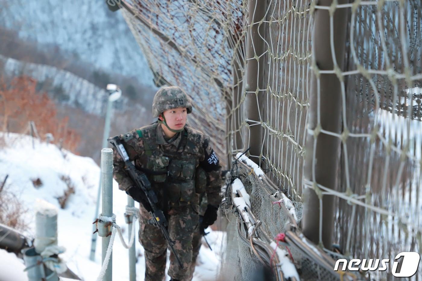  육군 7사단 5여단 소속 GOP 소초장 안성진 중위가 전방 철책 경계임무를 수행하는 모습. (국방부 제공) 2024.1.25/뉴스1