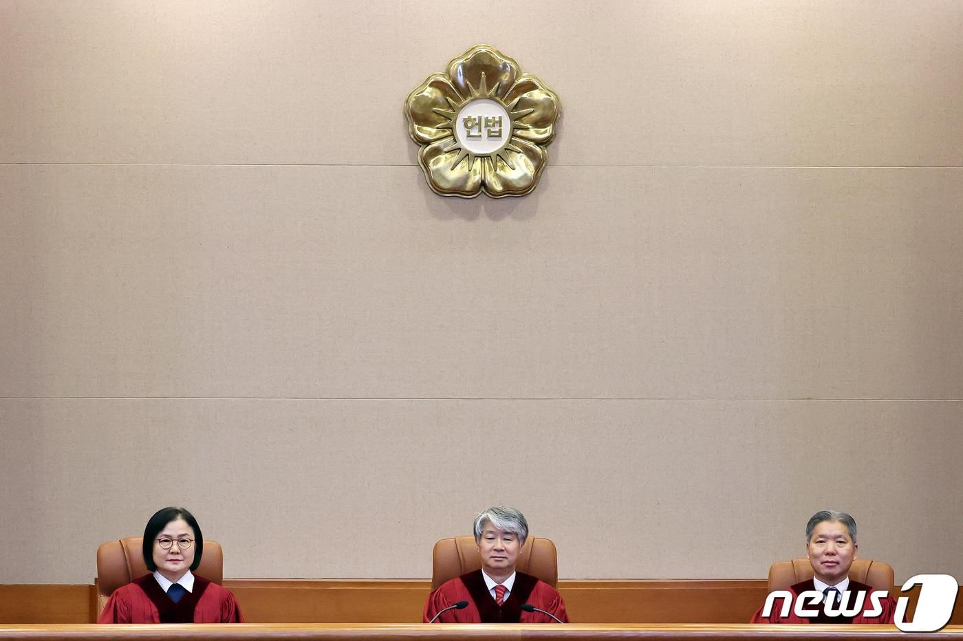 이종석 헌법재판소장를 비롯한 헌법재판관들이 25일 오후 서울 종로구 헌법재판소 대심판정에서 1월 사건 선고를 앞두고 자리에 앉아 있다. 2024.1.25/뉴스1 ⓒ News1 이동해 기자