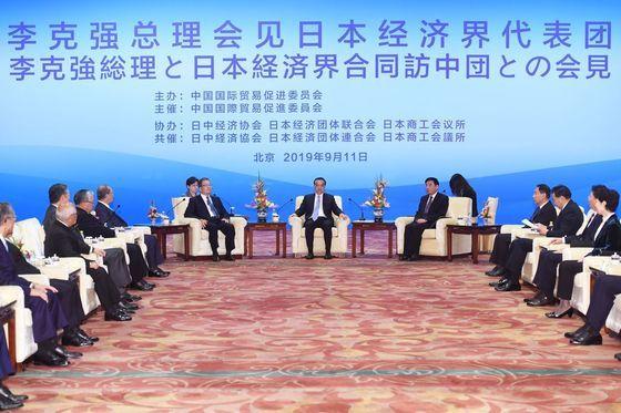 본문 이미지 -  중국 베이징에서 리커창 당시 총리와 회담하는 일중경제협회 방문단. <자료사진> (일중경제협회 제공) 2019.09.11