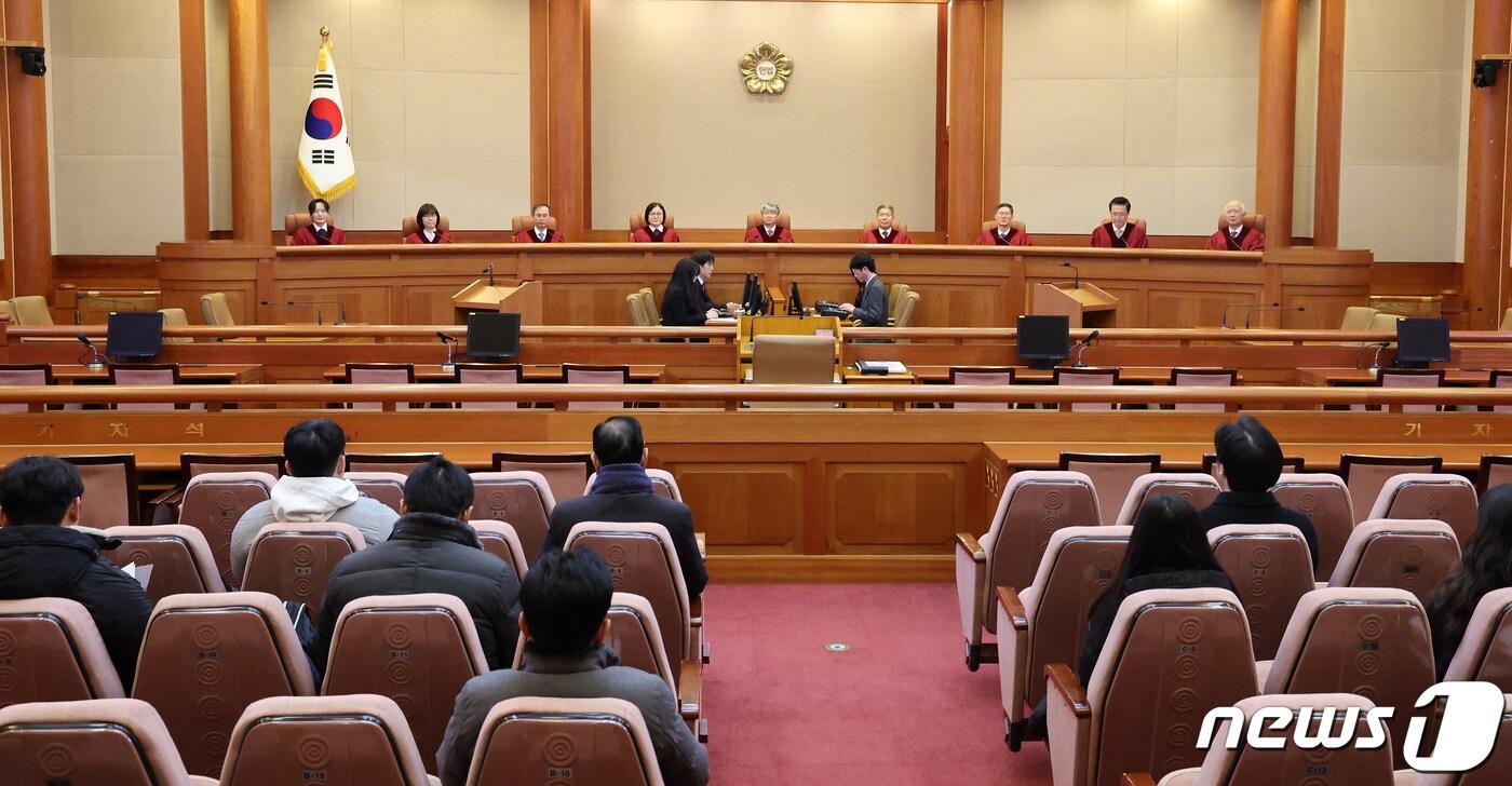 본문 이미지 - 이종석 헌법재판소장를 비롯한 헌법재판관들이 25일 헌재 대심판정에 앉아 있다. 2024.1.25/뉴스1 ⓒ News1 이동해 기자