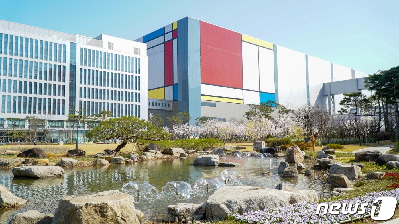 삼성전자 평택사업장 내부에 조성된 연못 모습. &#40;삼성전자 제공&#41; ⓒ News1 