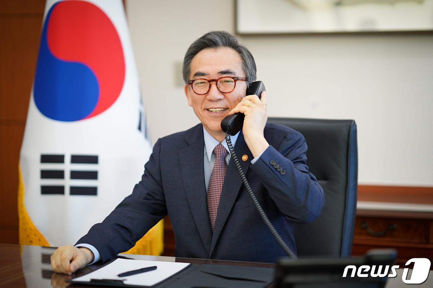본문 이미지 - 조태열 외교부 장관이 25일 페니 웡 호주 외교장관(Penny Wong)과 취임인사를 겸한 첫 전화 통화를 하고 있다. (외교부 제공) 2024.1.25/뉴스1