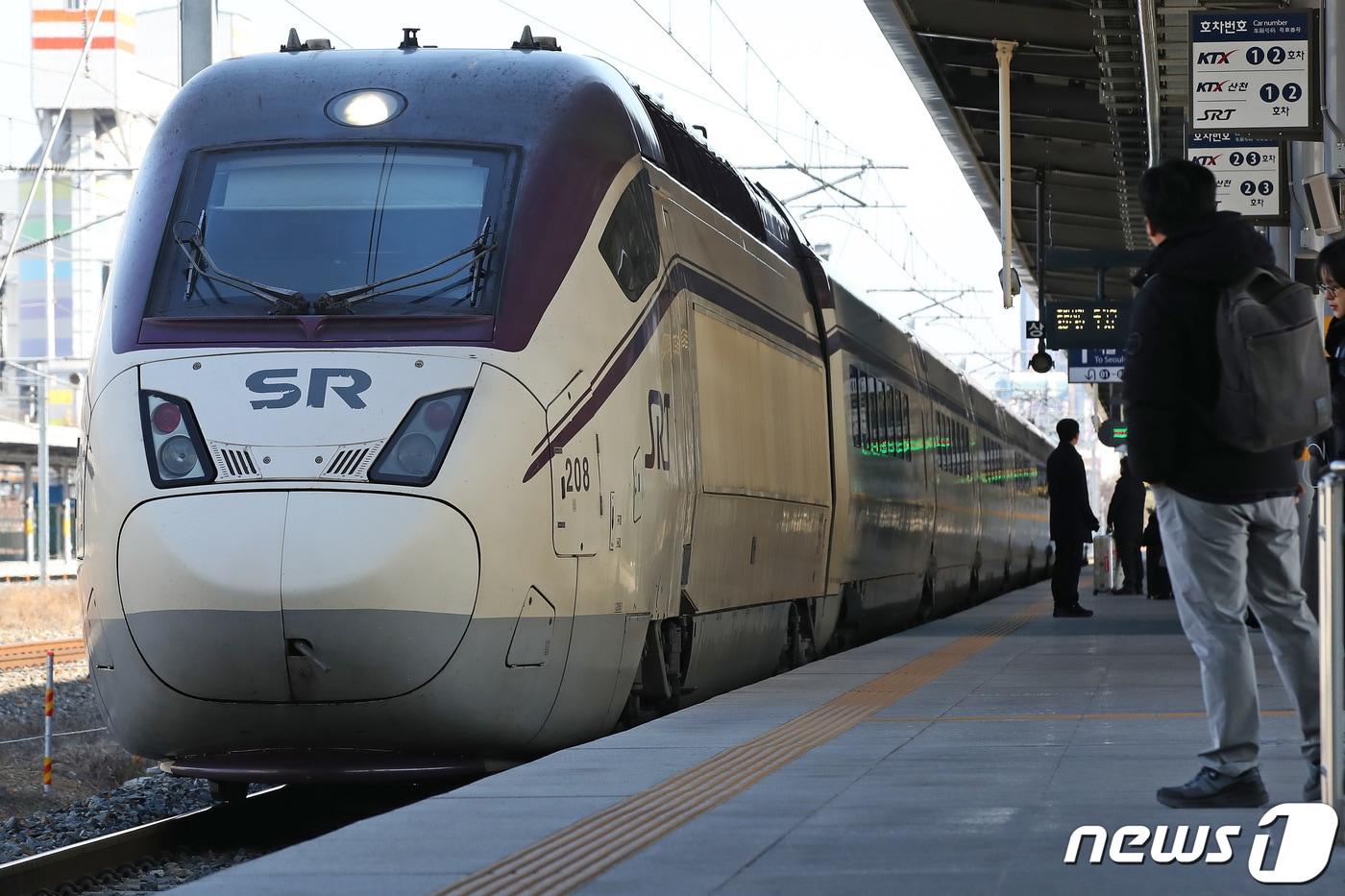 국회 본회의에서 대구(달구벌)와 광주(빛고을)를 잇는 '달빛철도' 건설을 위한 특별법 처리가 논의 중인 25일 오후 대구 서구 이현동 서대구역에서 승객들이 열차에 오르고 있다. 2024.1.25/뉴스1 ⓒ News1 공정식 기자