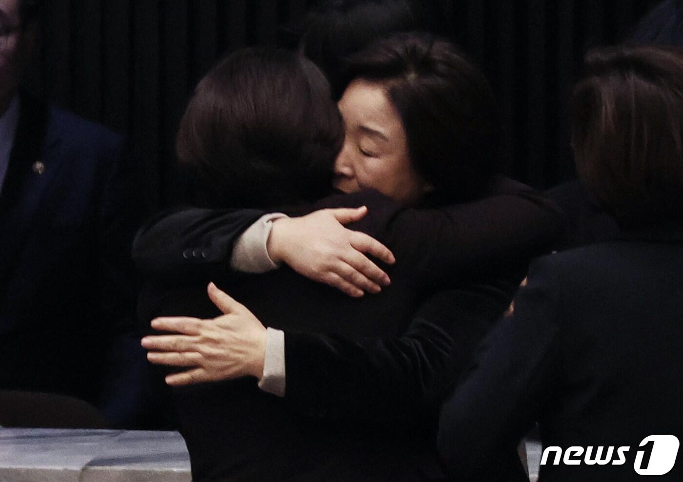 본문 이미지 - 이은주 정의당 의원이 25일 서울 여의도 국회 본회의장에서 열린 제412회국회(임시회) 제1차 본회의에서 심상정 의원과 포옹을 하고 있다. 2024.1.25/뉴스1