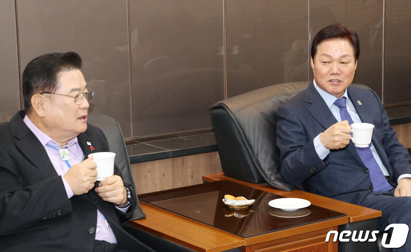 본문 이미지 - 박완수 경남지사(오른쪽)가 25일 창원을 찾은 우동기 지방시대위원장을 만나 혁신도시 특별법 개정을 건의하고 있다.(경남도 제공)