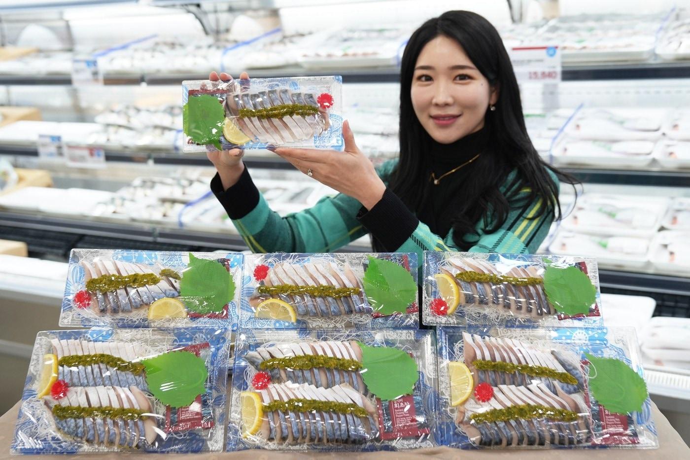 롯데마트 제타플렉스 서울역점 수산매장에서 고등어 초절임 회를 홍보하는 모습(롯데쇼핑 제공)