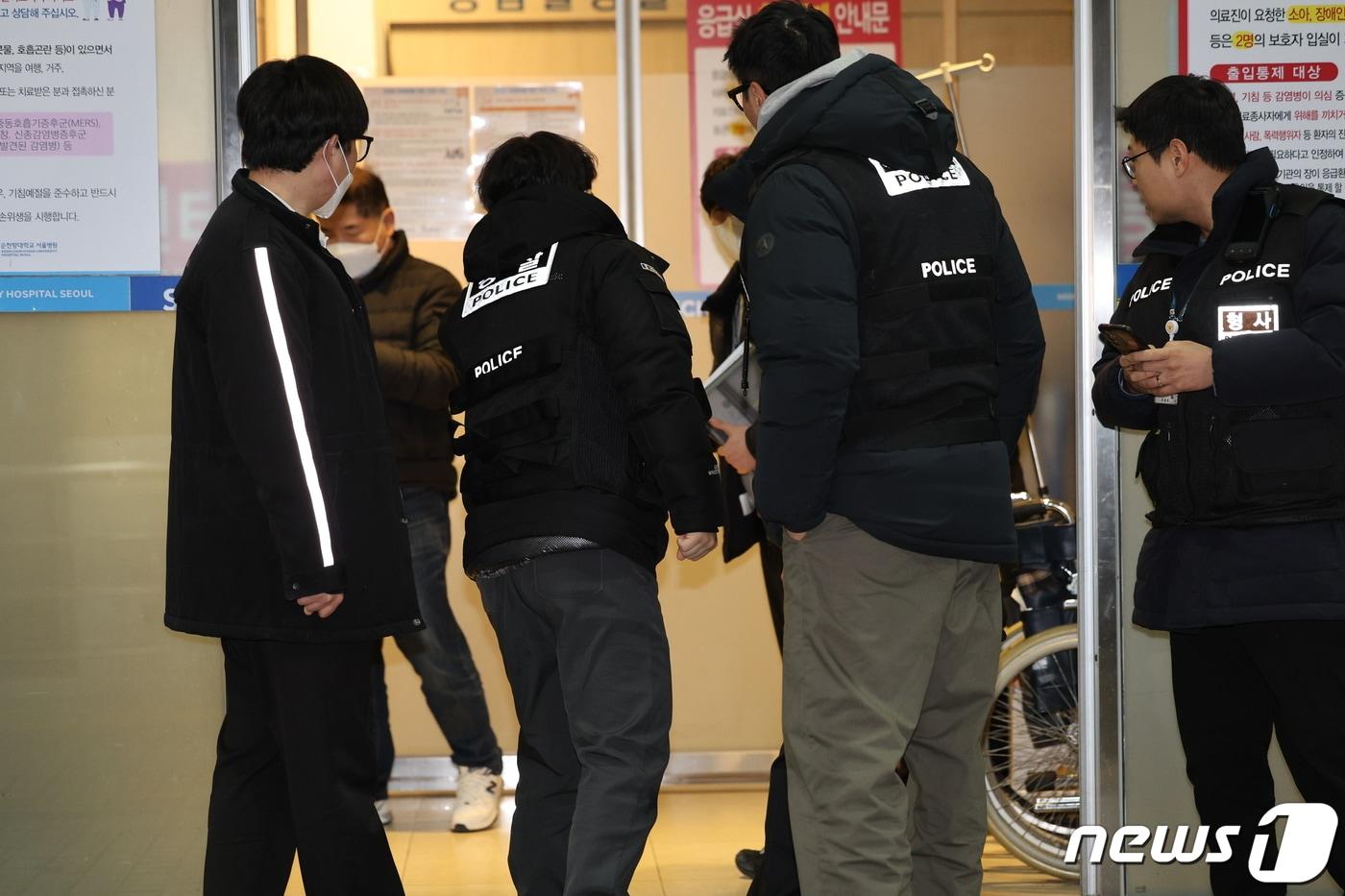 배현진 국민의힘 의원이 괴한으로부터 습격을 당한 25일 저녁 서울 용산구 순천향대학병원으로 경찰 관계자들이 드나들고 있다. 경찰과 배 의원실에 따르면 배 의원은 이날 오후 5시18분쯤 서울 청담동 거리에서 신원이 밝혀지지 않은 남자로부터 둔기로 머리를 가격을 당했다. 2024.1.25/뉴스1 ⓒ News1 장수영 기자