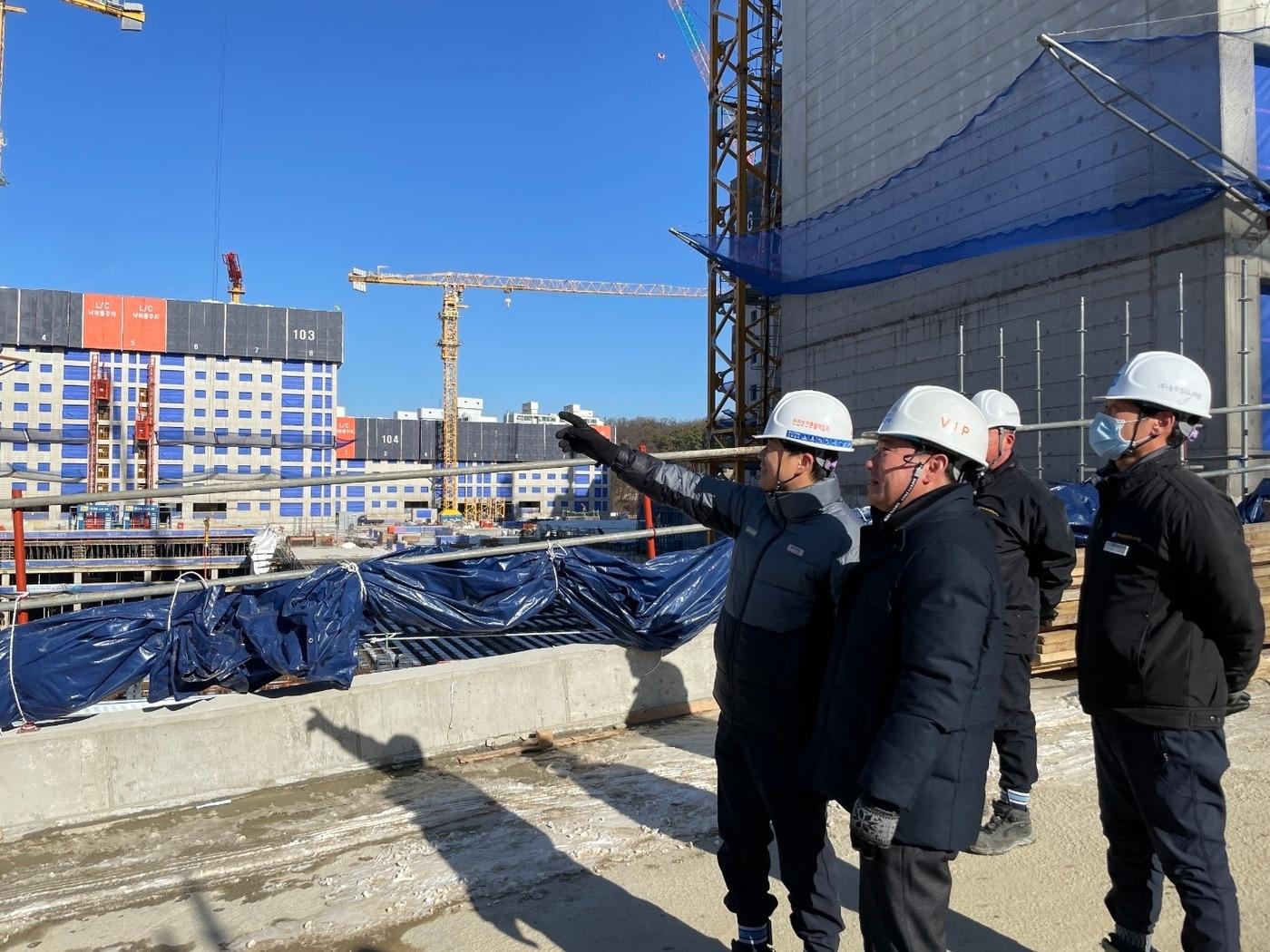 본문 이미지 - 청주시 아파트 건설 현장 안전점검.(시제공) / 뉴스1