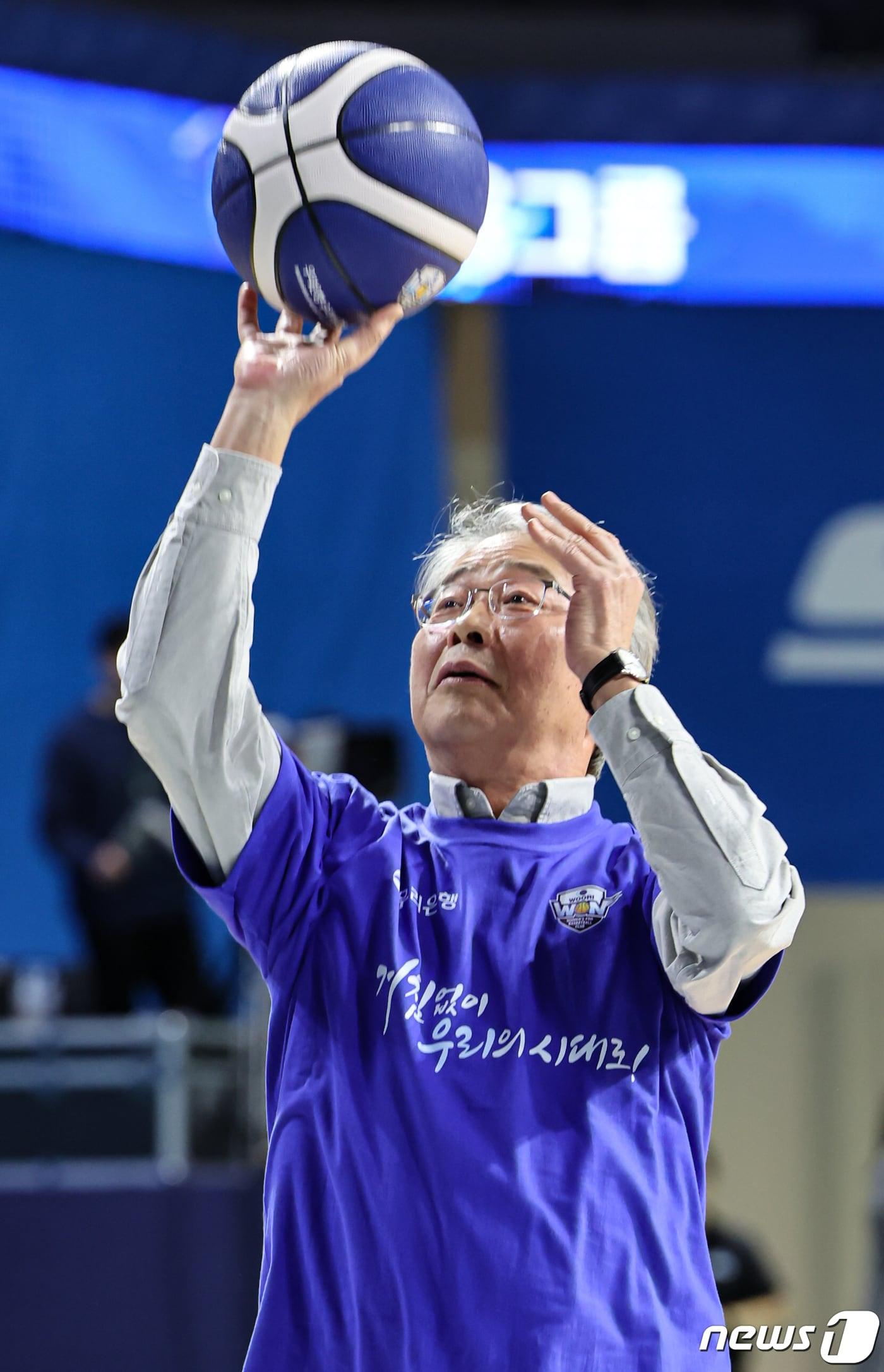 본문 이미지 - 25일 오후 충남 아산 이순신체육관에서 열린 '우리은행 우리WON 2023-2024 여자프로농구' 아산 우리은행과 용인 삼성생명의 경기, 임종룡 우리금융그룹 회장이 경기에 앞서 시투를 하고 있다. 2024.1.25/뉴스1 ⓒ News1 김도우 기자