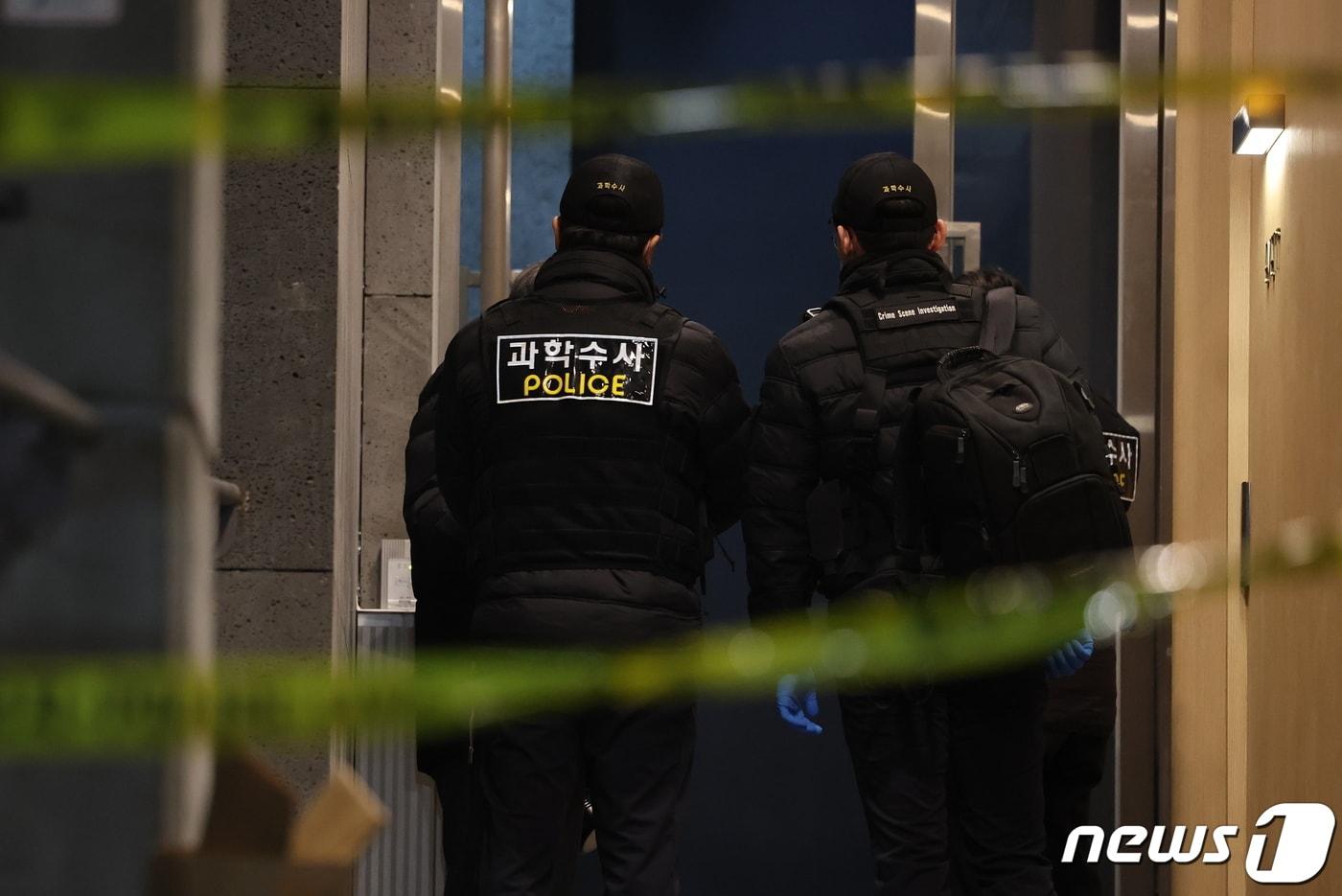 본문 이미지 - 경찰 과학수사대 관계자들이 25일 오후 배현진 국민의힘 의원이 피습을 당한 서울 강남구 신사동의 한 건물로 들어서고 있다. 경찰과 배 의원실에 따르면 배 의원은 이날 오후 5시18분쯤 서울 청담동 거리에서 신원이 밝혀지지 않은 남자로부터 둔기로 머리를 가격을 당했다. 피의자는 현행범으로 경찰에 체포됐고, 배 의원은 병원으로 이송됐다. 후두부에 출혈이 발생했지만 의식은 있는 상태로 확인됐다. 2024.1.25/뉴스1 ⓒ News1 김진환 기자