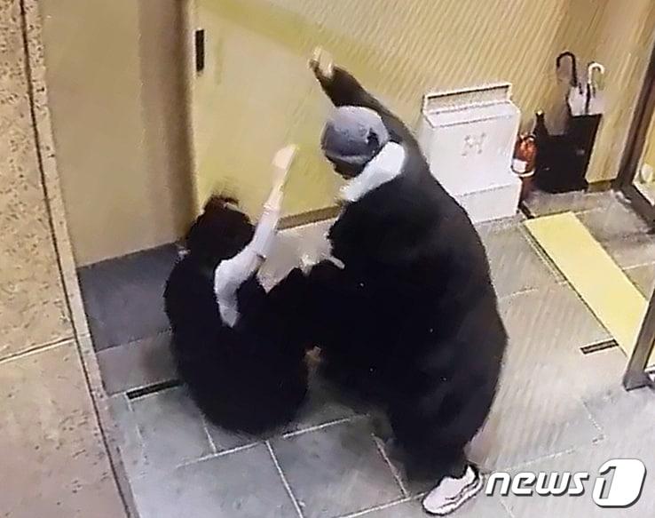 본문 이미지 - 2024년 1월 25일 오후 배현진 국민의힘 의원이 서울 강남구 신사동 한 건물에서 중학생으로부터 머리를 가격당하는 CCTV 화면. (배현진 의원실 제공) 2024.1.25/뉴스1 ⓒ News1 송원영 기자