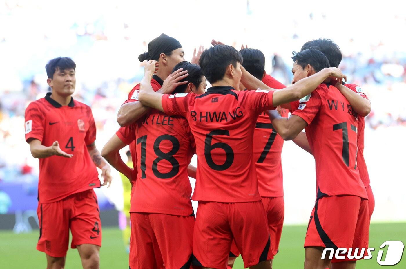 대한민국 축구대표팀 정우영이 25일(현지시간) 카타르 알와크라 알자누브 스타디움에서 열린 2023 아시아축구연맹(AFC) 카타르 아시안컵 조별리그 E조 조별리그 3차전 대한민국과 말레이시아의 경기에서 선제골을 넣은 후 선수들과 기뻐하고 있다. 2024.1.25/뉴스1 ⓒ News1 김성진 기자