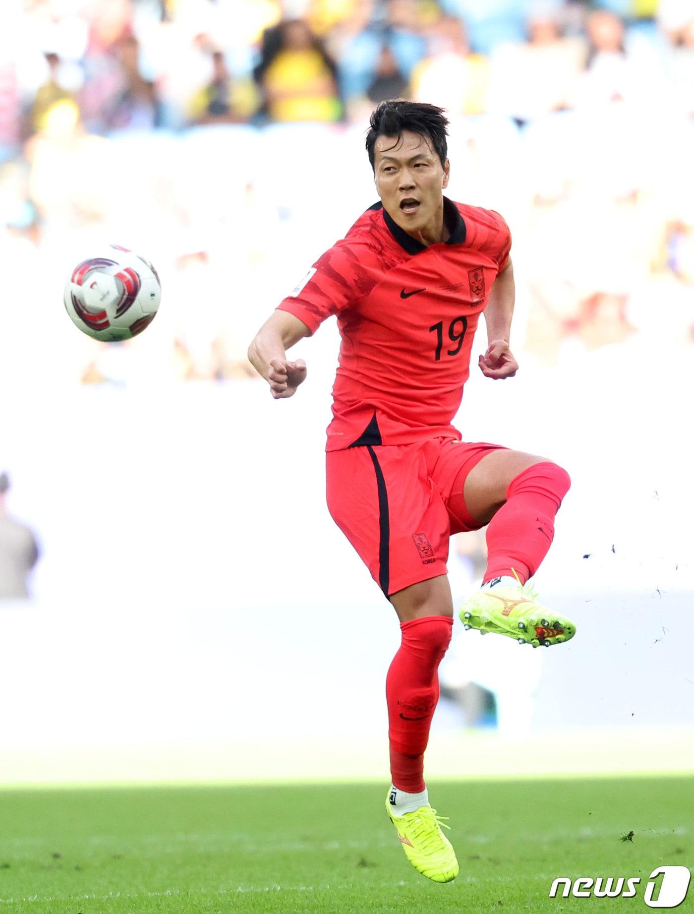 본문 이미지 - 대한민국 축구대표팀 김영권이 25일(현지시간) 카타르 알와크라 알자누브 스타디움에서 열린 2023 아시아축구연맹(AFC) 카타르 아시안컵 조별리그 E조 조별리그 3차전 대한민국과 말레이시아의 경기에서 공을 처리하고 있다. 2024.1.25/뉴스1 ⓒ News1 김성진 기자