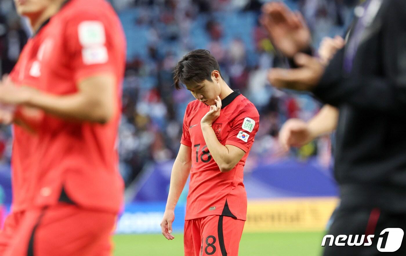 본문 이미지 - 대한민국 축구대표팀 이강인이 25일(현지시간) 카타르 알와크라 알자누브 스타디움에서 열린 2023 아시아축구연맹(AFC) 카타르 아시안컵 조별리그 E조 조별리그 3차전 대한민국과 말레이시아의 경기에서 3-3 무승부를 기록한 후 아쉬워하고 있다. 2024.1.25/뉴스1 ⓒ News1 김성진 기자
