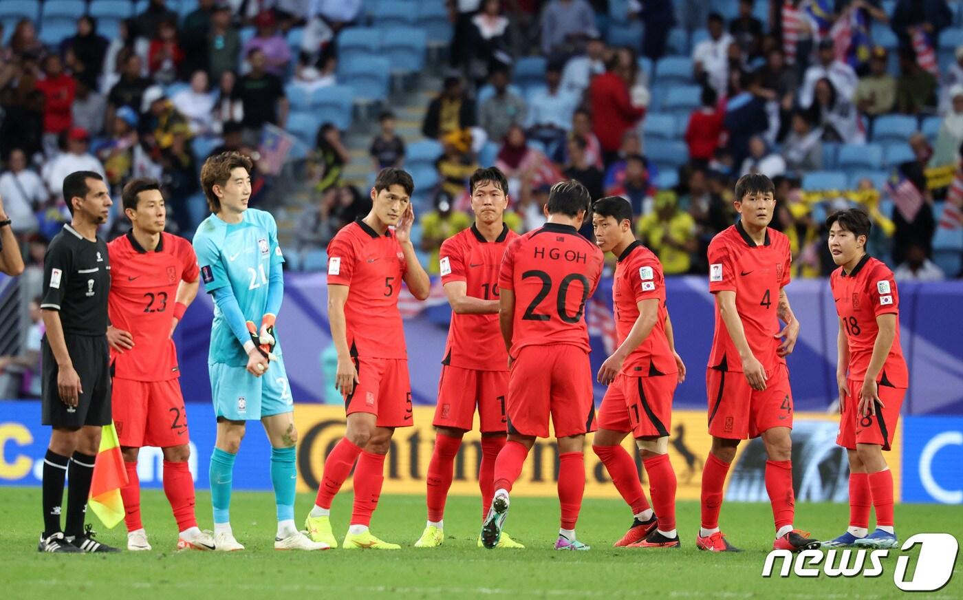 본문 이미지 - 대한민국 축구대표팀 선수들이 25일(현지시간) 카타르 알와크라 알자누브 스타디움에서 열린 2023 아시아축구연맹(AFC) 카타르 아시안컵 조별리그 E조 조별리그 3차전 대한민국과 말레이시아의 경기에서 3-3 무승부를 기록한 후 아쉬워하고 있다. 2024.1.25/뉴스1 ⓒ News1 김성진 기자