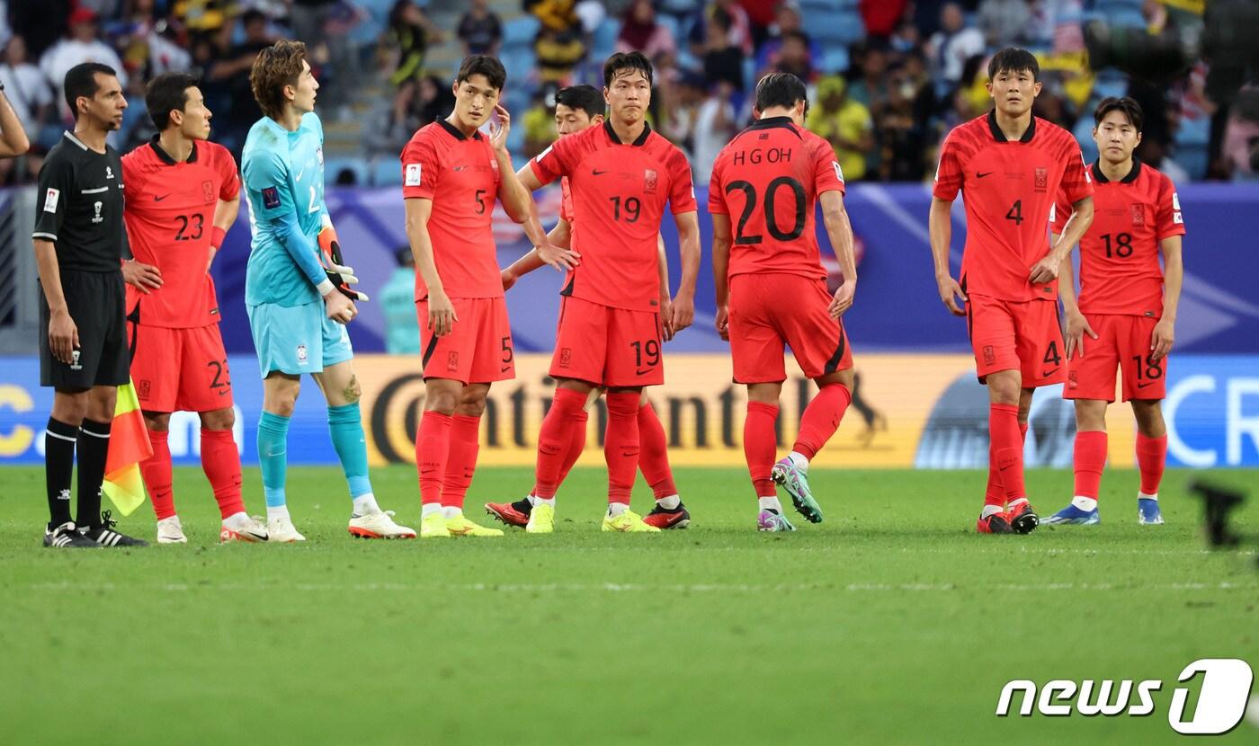 본문 이미지 - 대한민국 축구대표팀 선수들이 25일(현지시간) 카타르 알와크라 알자누브 스타디움에서 열린 2023 아시아축구연맹(AFC) 카타르 아시안컵 조별리그 E조 조별리그 3차전 대한민국과 말레이시아의 경기에서 3-3 무승부를 기록한 후 아쉬워하고 있다. 2024.1.25/뉴스1 ⓒ News1 김성진 기자