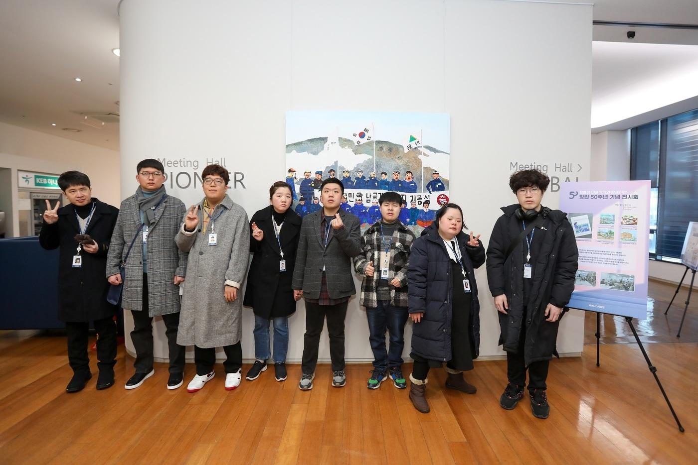 본문 이미지 - 지난 25일 현대엔지니어링 본사 계동사옥에서 진행된 '사내 장애인 미술작가 초청행사'에 참석한 현대엔지니어링 소속 장애인 미술작가가 기념 사진을 촬영하고 있다.
