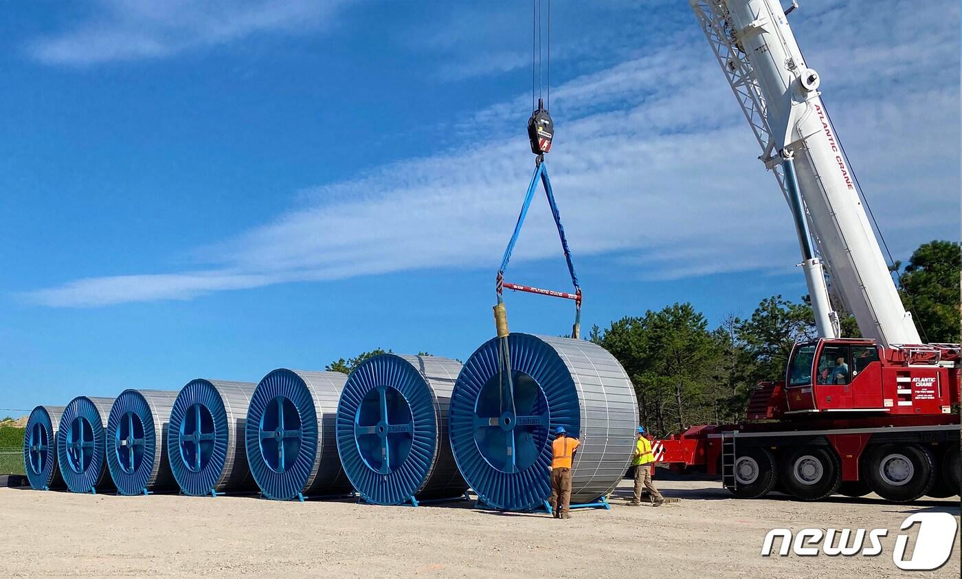 대한전선이 미국에서 케이블 포설을 준비하고 있는 모습.(대한전선 제공)