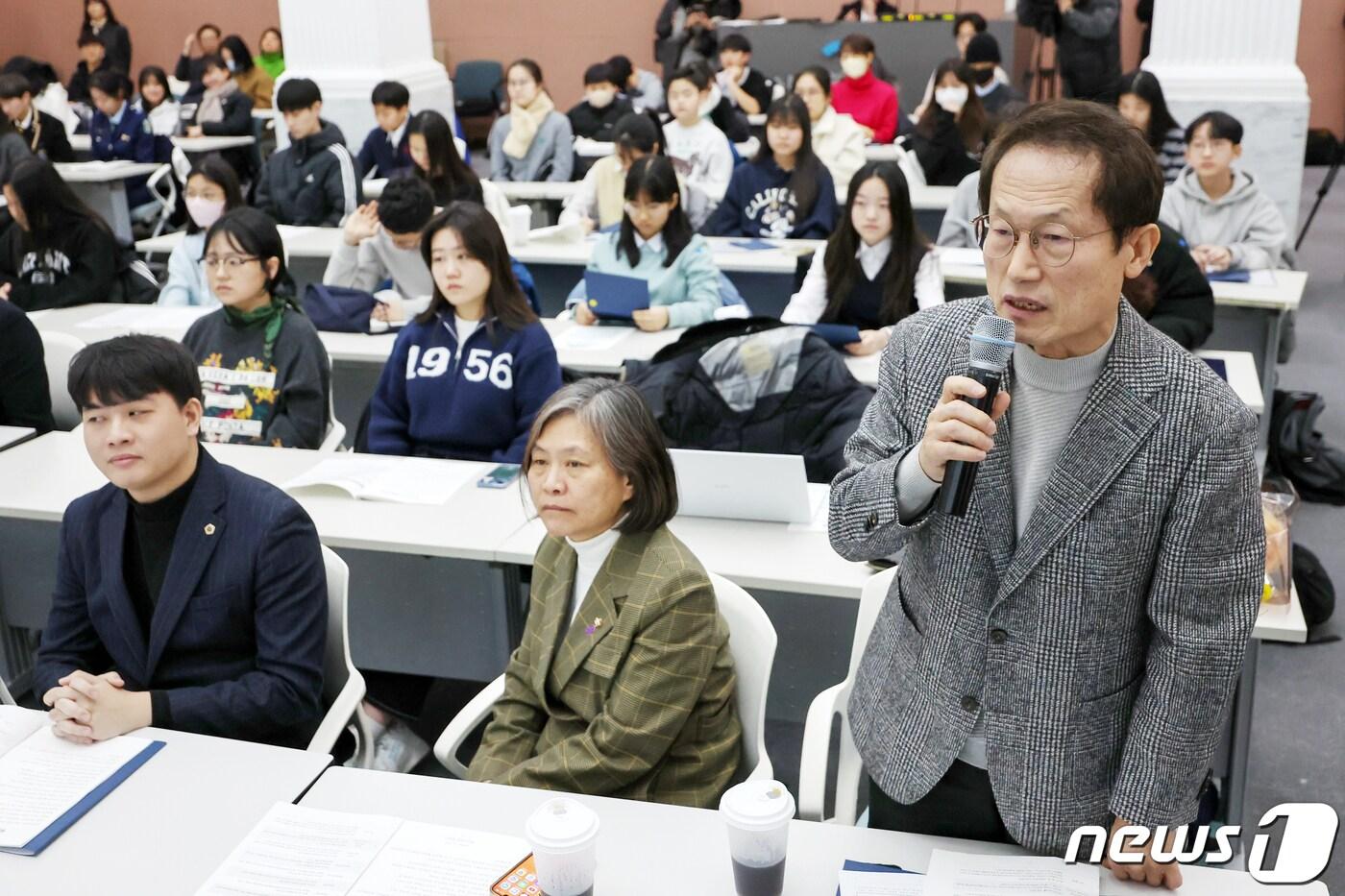 본문 이미지 - 조희연 서울시교육감이 지난달 26일 오전 서울 중구 서울시청 시민청에서 열린 '제9회 서울시 학생인권의 날 기념식'에 참석해 학생인권조례를 낭독하고 있다. /뉴스1 ⓒ News1 민경석 기자