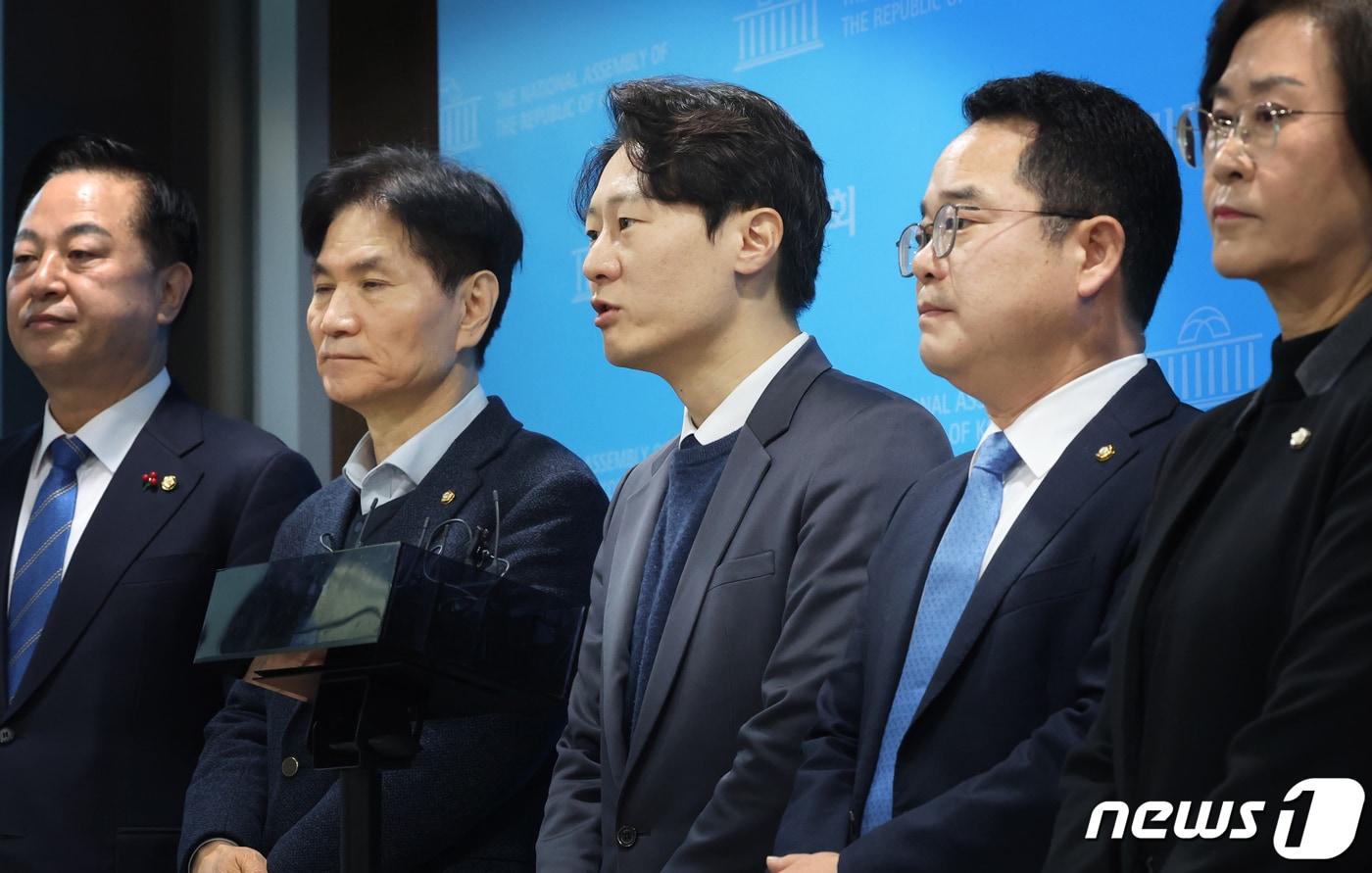본문 이미지 - 이탄희 더불어민주당 의원 등이 26일 서울 여의도 국회 소통관에서 민주개혁진보대연합 촉구 기자회견을 마치고 취재진의 질문을 받고 있다. 이날 기자회견에 참석한 의원들은 "병립형 퇴행은 악수 중의 악수＂라며 ＂지역구 민주당, 비례 연합으로 연동형 약속을 지키는 민주개혁진보대연합을 이루어야 한다＂고 주장했다. 2024.1.26/뉴스1 ⓒ News1 송원영 기자