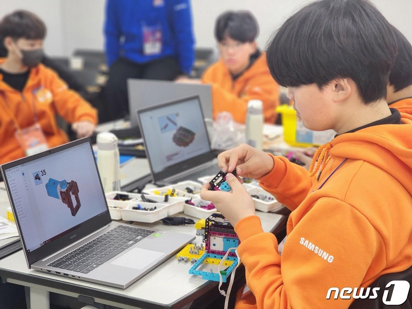 본문 이미지 - 창의 코딩 교육 프로그램에 참여한 중학생. (삼성전자 제공) /뉴스1